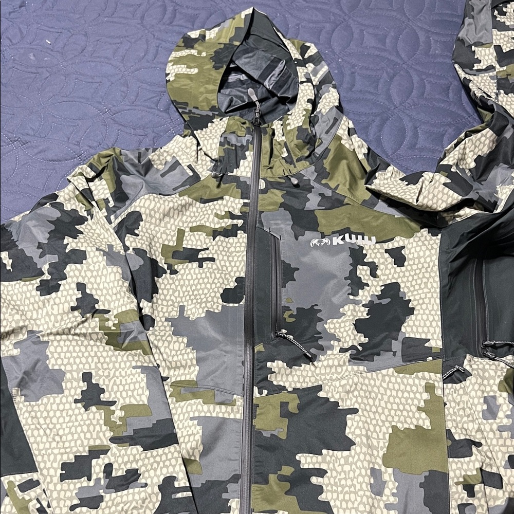 Chugash rain jacket from Kuiu. Size large. Never worn.